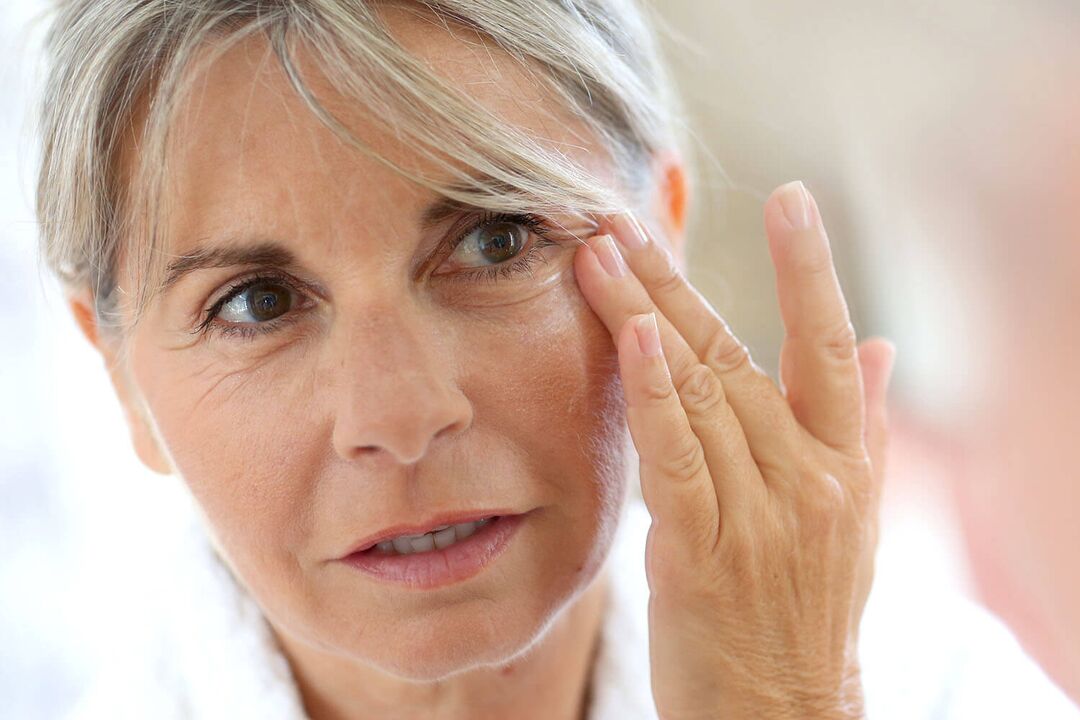 Automasaje facial para ayudar a las mujeres mayores de 50 años a mantenerse jóvenes