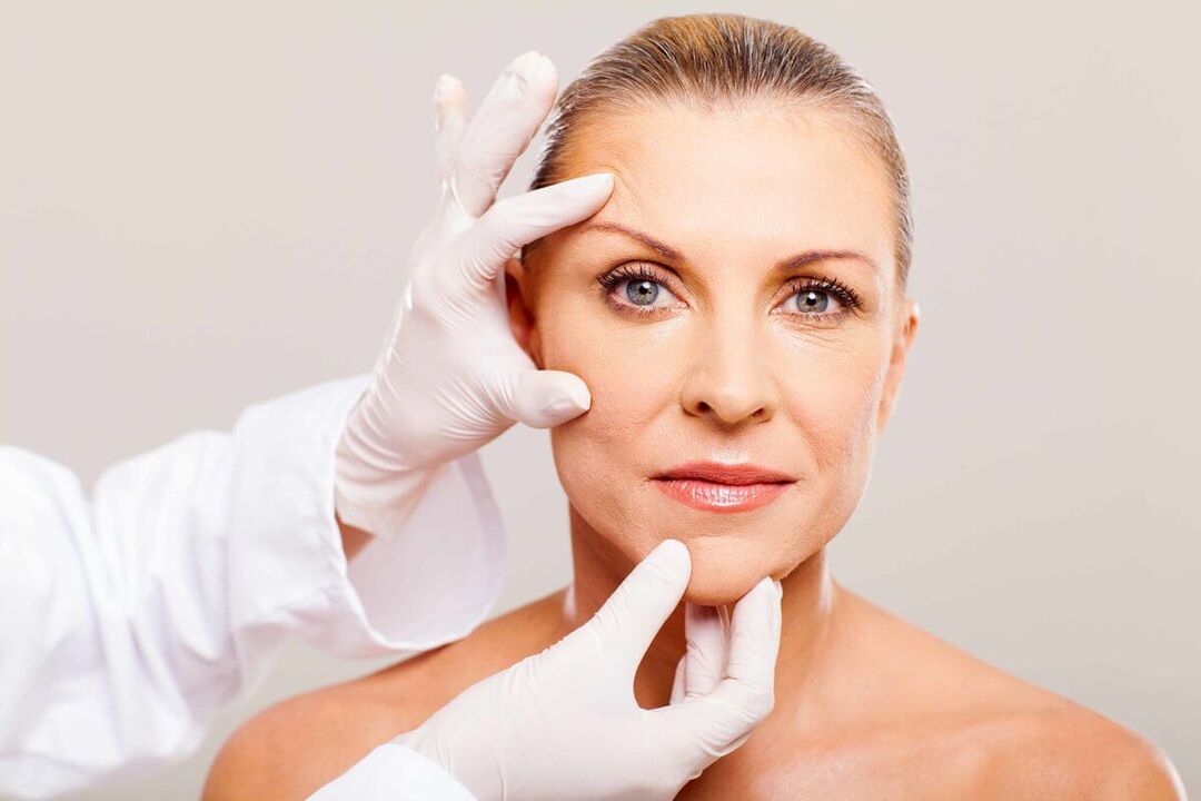 La cosmetóloga selecciona el método apropiado para rejuvenecer la piel de la cara. 