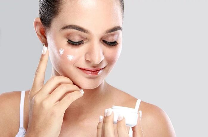 Antes de usar el masajeador, aplica una crema en tu rostro. 
