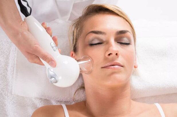 Un masaje al vacío ayuda a limpiar la piel del rostro y suavizar las arrugas. 