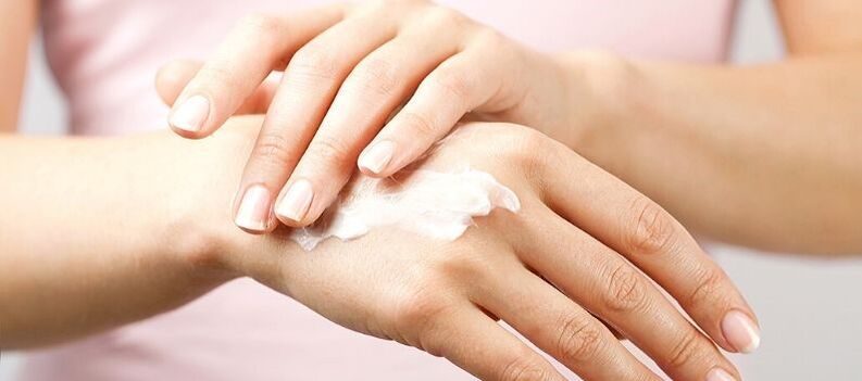 Aplicar crema sobre la piel de las manos. 